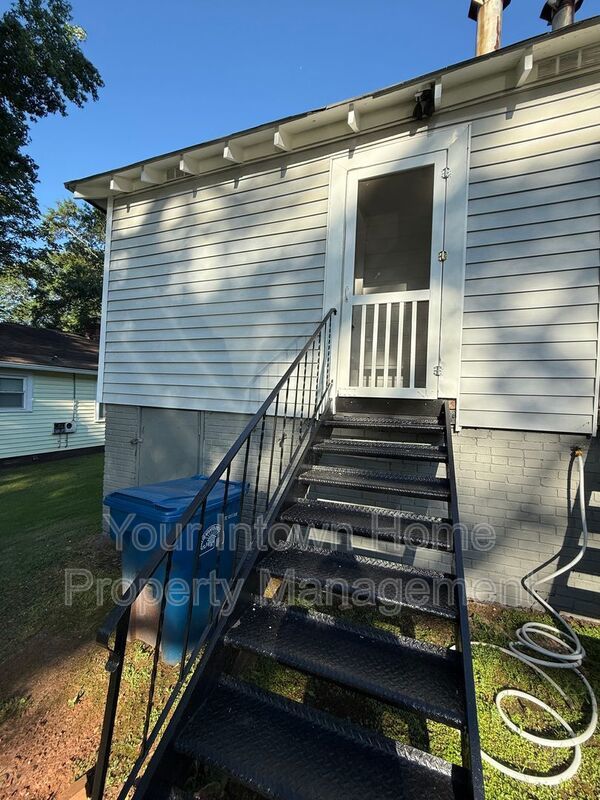 Charming Duplex on Quiet Street - Close to It All! property image