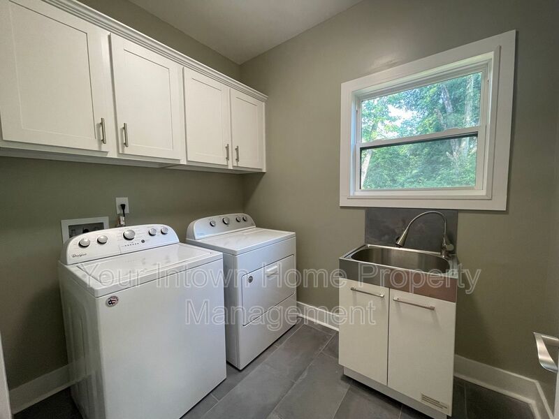 Beautiful Renovation & Huge Back Yard in East Atlanta property image