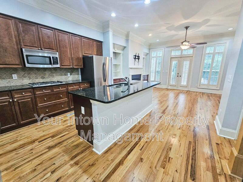Stylish Crescent Park Townhome in the Heart of it All! property image