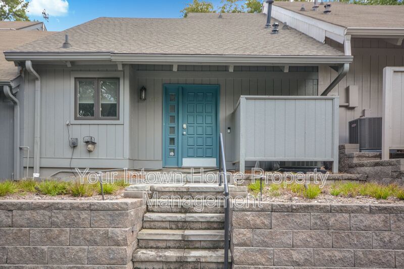 Spacious Brookhaven Townhome with High Ceilings & Fenced Yard property image