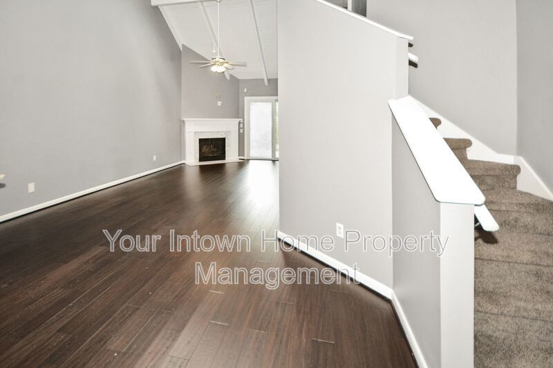 Spacious Brookhaven Townhome with High Ceilings & Fenced Yard property image