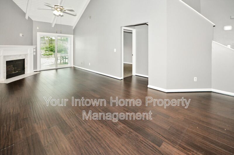 Spacious Brookhaven Townhome with High Ceilings & Fenced Yard property image