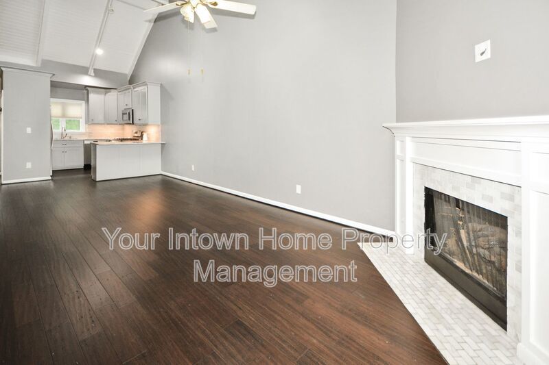 Spacious Brookhaven Townhome with High Ceilings & Fenced Yard property image