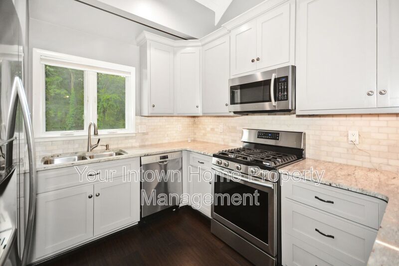 Spacious Brookhaven Townhome with High Ceilings & Fenced Yard property image