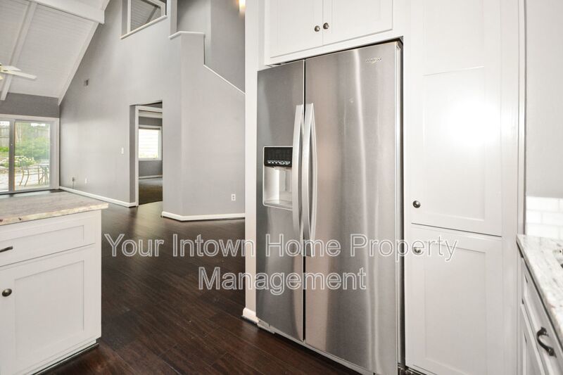 Spacious Brookhaven Townhome with High Ceilings & Fenced Yard property image