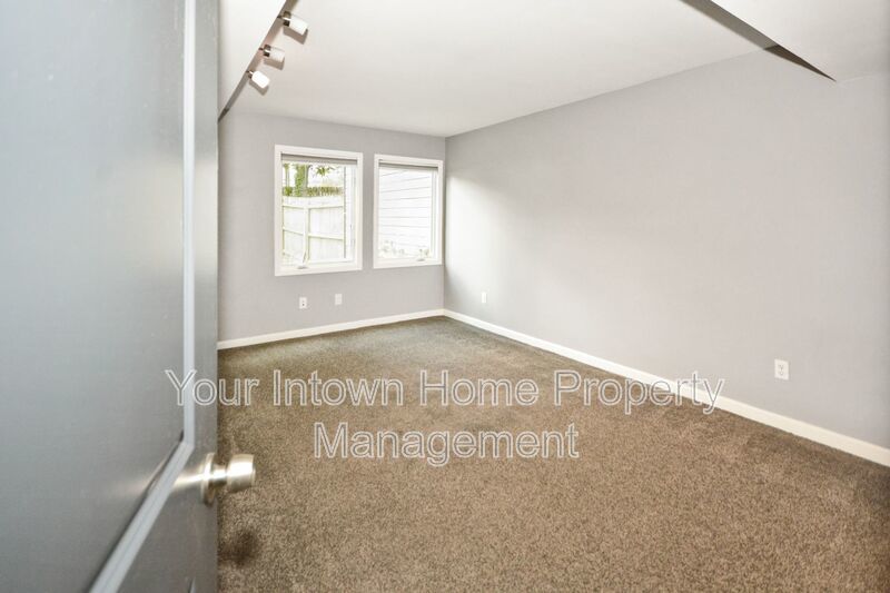 Spacious Brookhaven Townhome with High Ceilings & Fenced Yard property image