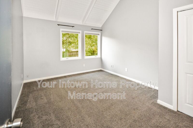 Spacious Brookhaven Townhome with High Ceilings & Fenced Yard property image