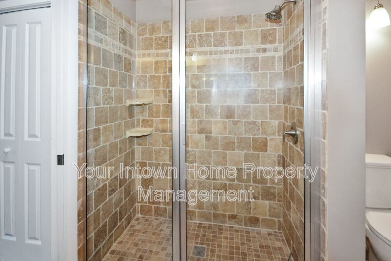 Spacious Brookhaven Townhome with High Ceilings & Fenced Yard property image