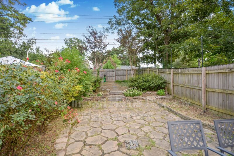Spacious Brookhaven Townhome with High Ceilings & Fenced Yard property image