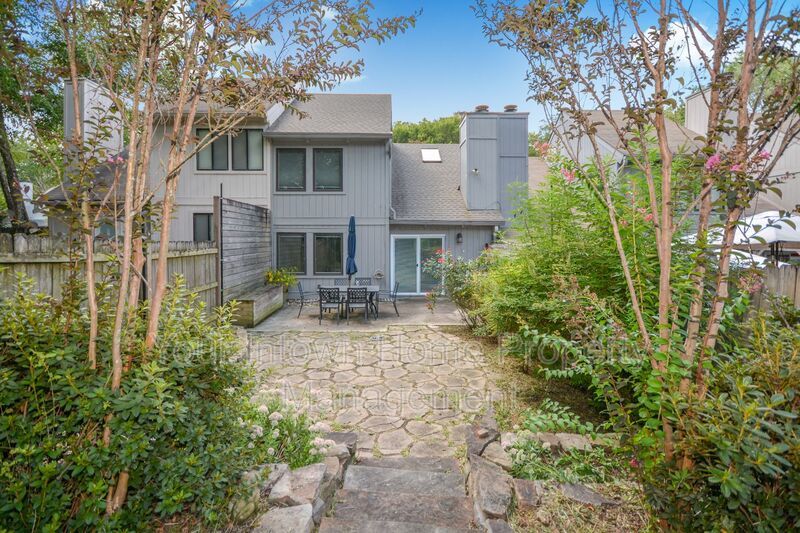 Spacious Brookhaven Townhome with High Ceilings & Fenced Yard property image