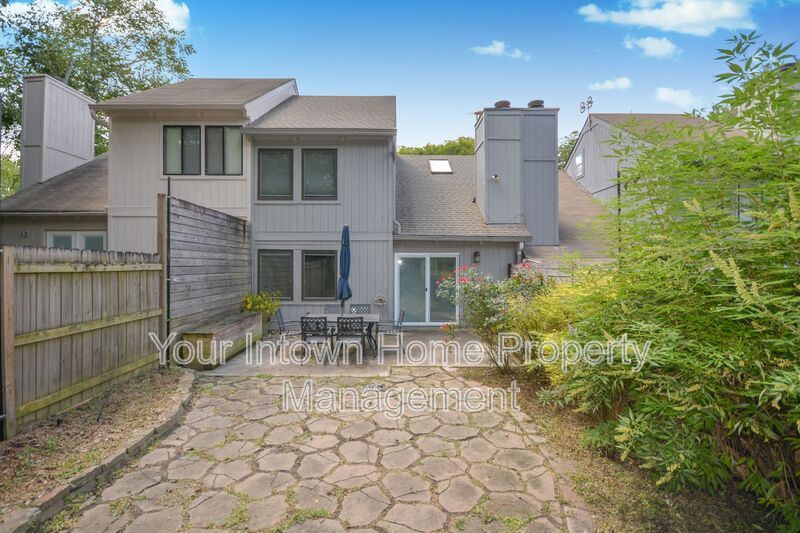 Spacious Brookhaven Townhome with High Ceilings & Fenced Yard property image