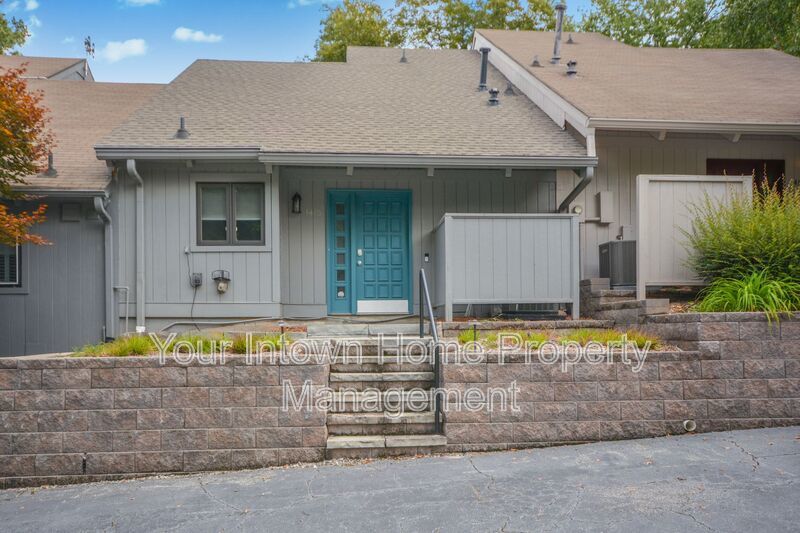 Spacious Brookhaven Townhome with High Ceilings & Fenced Yard property image
